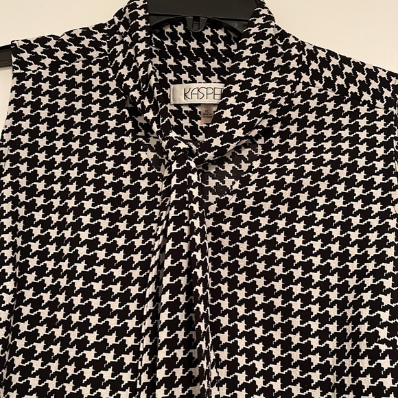 Kasper Houndstooth Black and White Sleeveless Tie-Neck Blouse - Picture 2 of 2